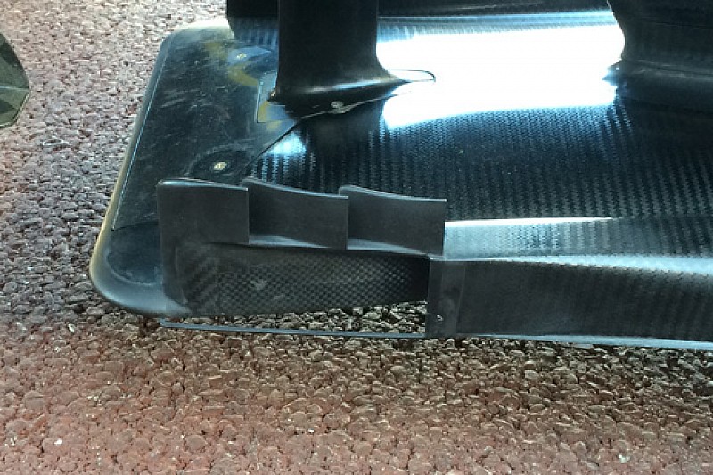 Toro Rosso: tre mini flap ai bordi del T-tray