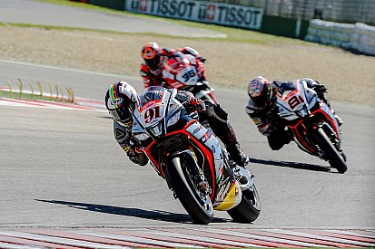 Leon Haslam souffre mais résiste avec son Aprilia
