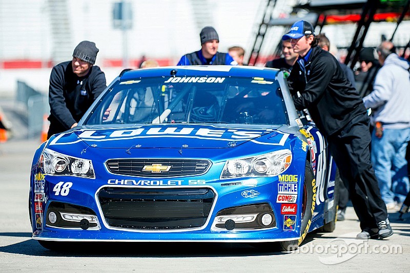 Johnson manda en la primera práctica en Dover