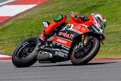 Davide Giugliano remercie Tom Sykes pour sa pole position