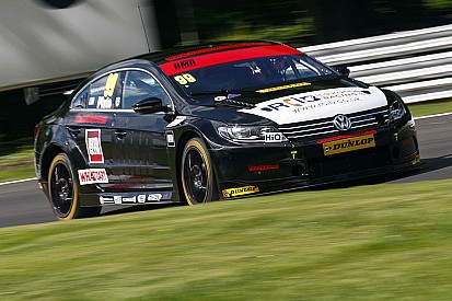 Plato contiene a Shedden para hacer doblete en Oulton Park