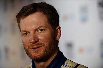 Na madrugada, Dale Jr. vence em Daytona