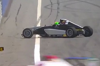 Doppio botto per Schumi Jr e mano destra fratturata