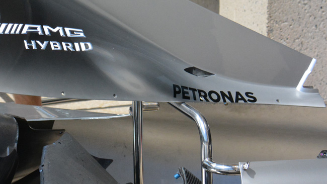 Mercedes: c'è una protuberanza nel cofano motore