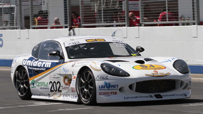 Presentata la Ginetta G50 GT4 con guida a sinistra
