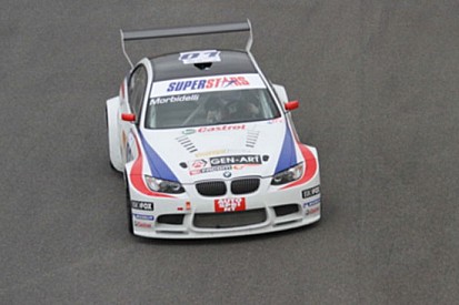 Gianni Morbidelli nel finale davanti ad Herbert