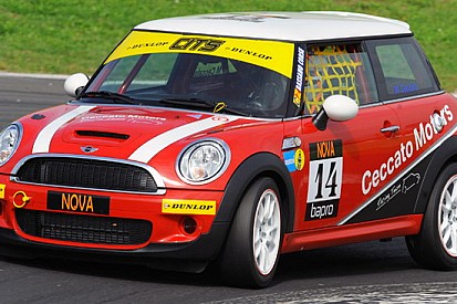 Mini Cooper in evidenza nelle qualifiche a Vallelunga