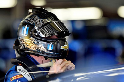 Earnhardt avanza en la velocidad