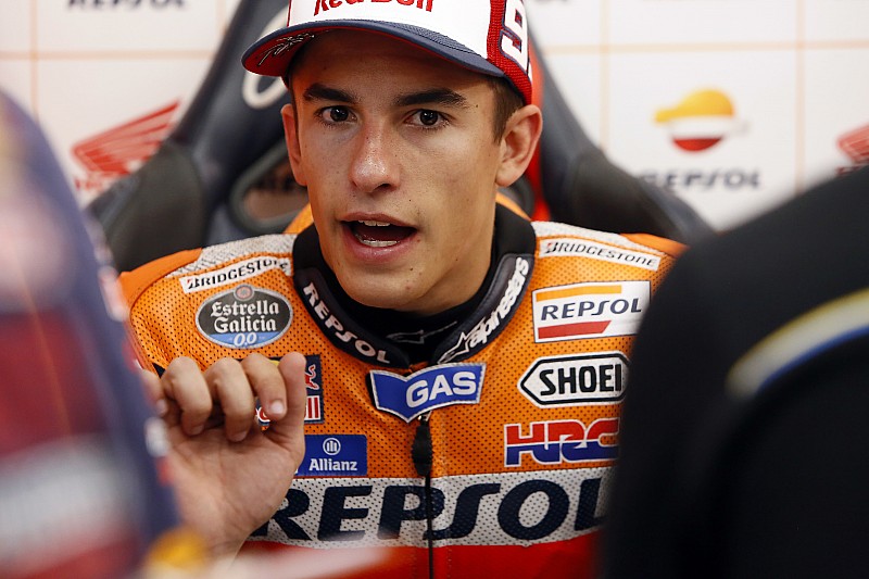 Deux chutes et un meilleur temps pour Márquez