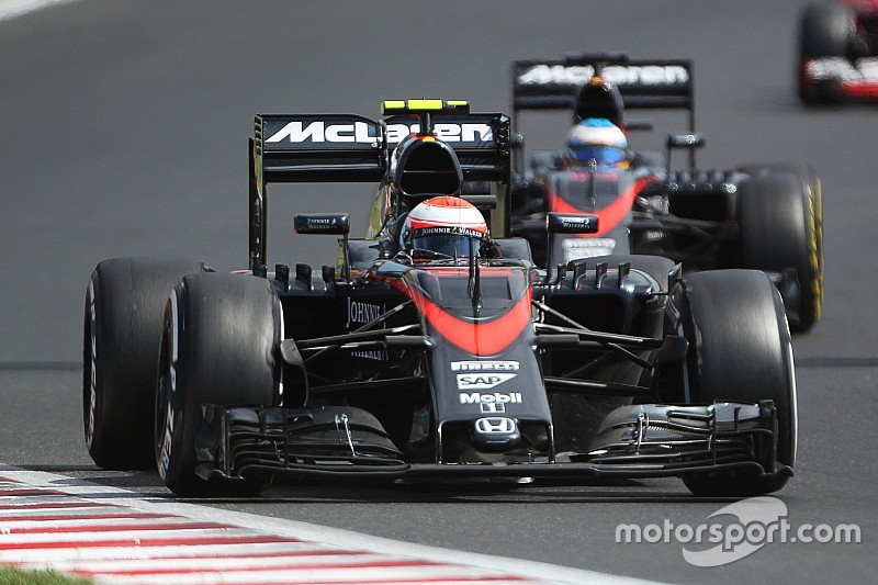 Alonso y Button, preparados para largar atrás en Bélgica