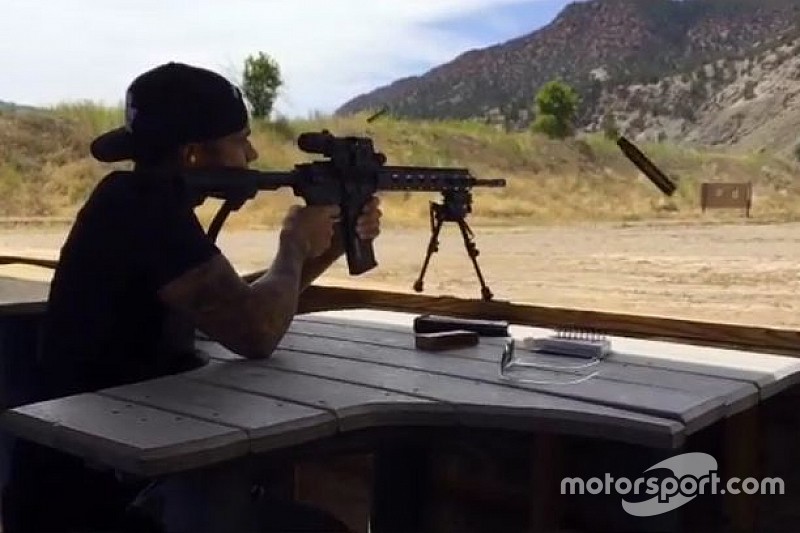Hamilton tira vídeo de arma do Instagram após alerta da equipe