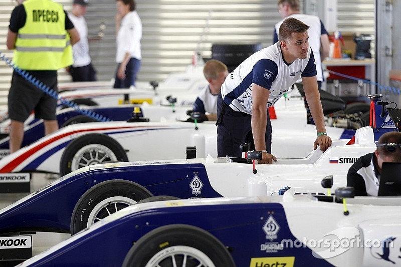 Прямые трансляции SMP Формулы 4 на Motorsport.com