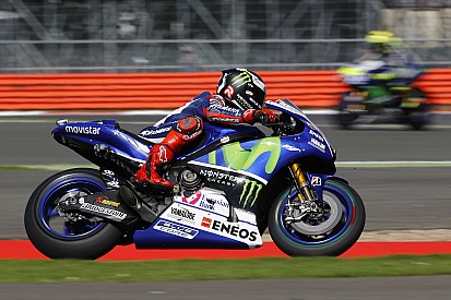 Lorenzo vence a Márquez y Rossi se muestra lento
