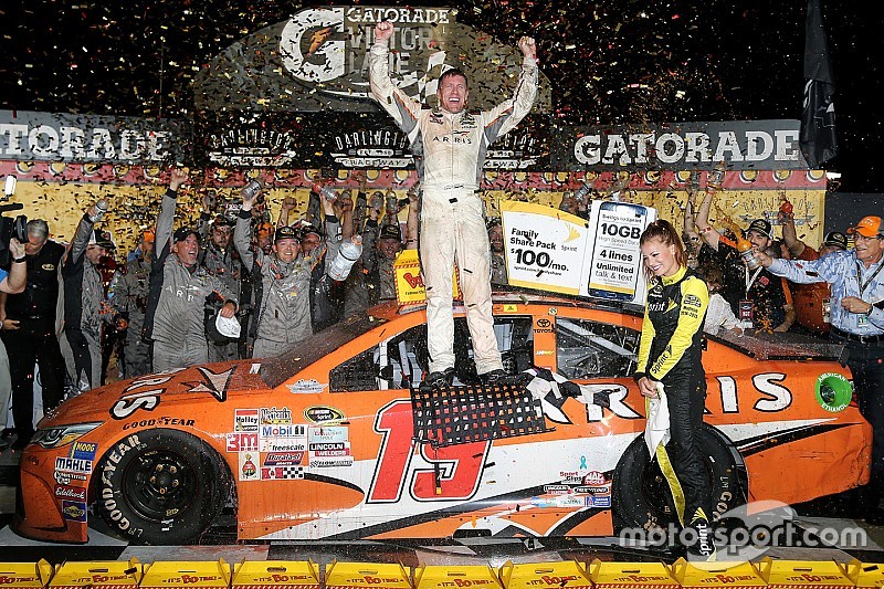 Carl Edwards vince la Southern 500 a Darlington