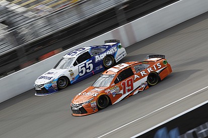 Carl Edwards fait fi de l’adversité et gagne à Darlington