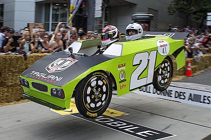 Tagliani desce ladeira em carro improvisado