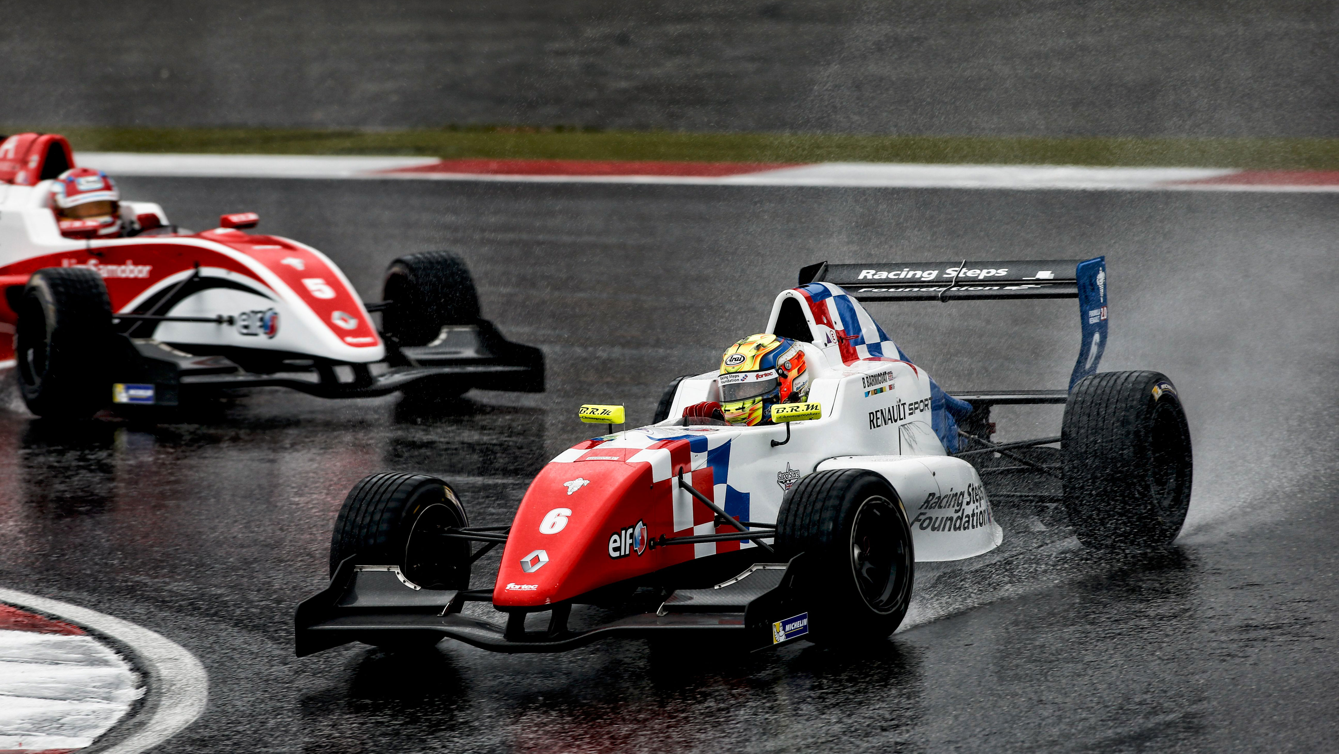 Barnicoat trionfa nel diluvio del Nurburgring