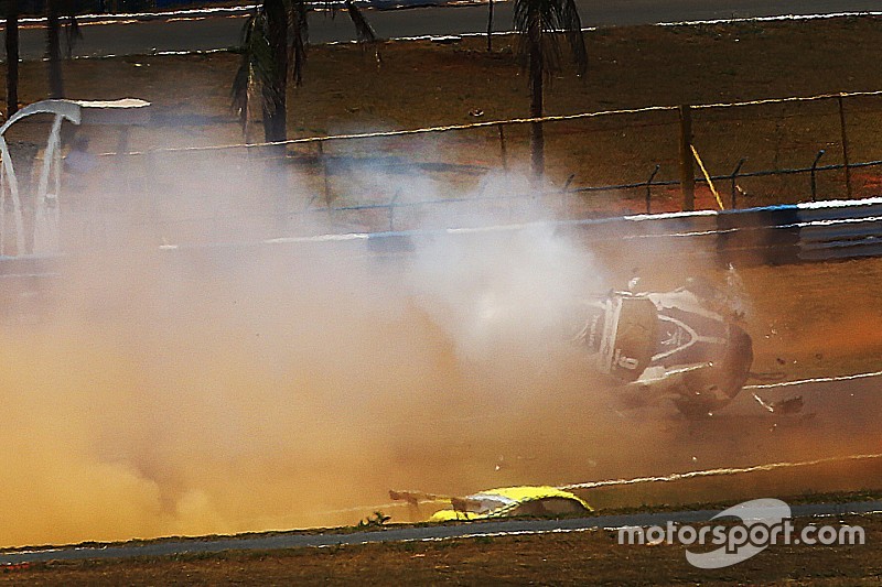 Piquet publica foto con la cara muy herida