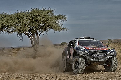 Inicio accidentado de Loeb con el Peugeot 2008 DKR