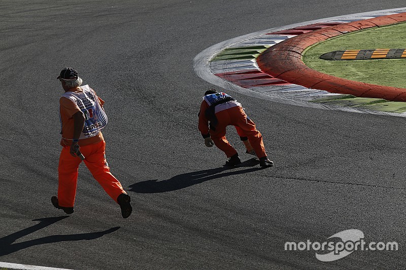 Pirelli и FIA предложат использовать технику по очистке трассы