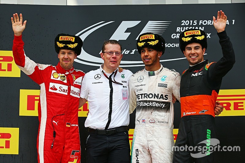 Hamilton vence na Rússia e coloca uma mão no título