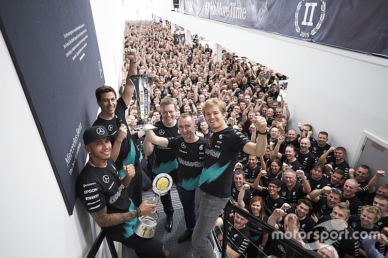Mercedes met beide beentjes op de grond: