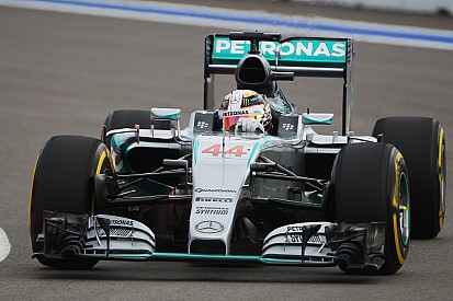 Hamilton: a Sochi l'ala era ostruita da murble di gomma