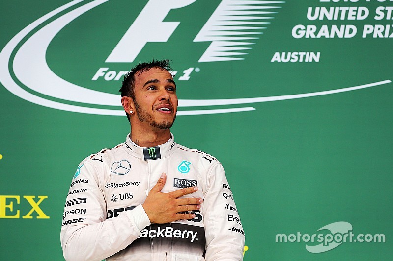 Hamilton celebra vitória 'estilo Senna':