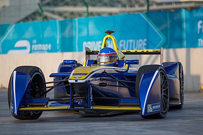 В Renault озадачены поломкой заднего антикрыла на машине Проста