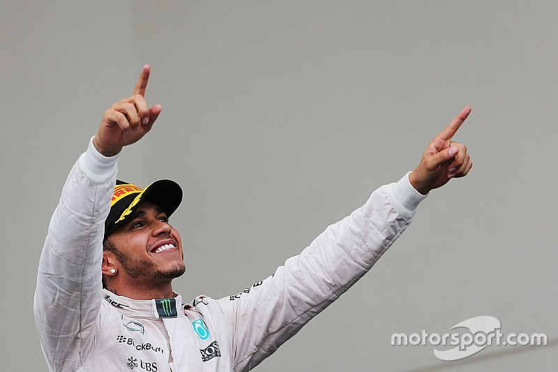Lewis Hamilton poliedrico: fa anche il wrestler!