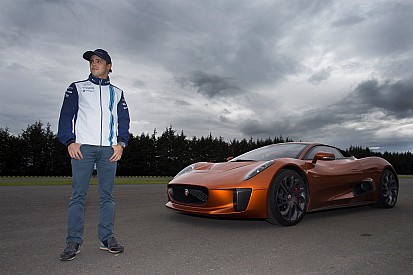 Felipe Massa guia carro do filme '007 contra Spectre'