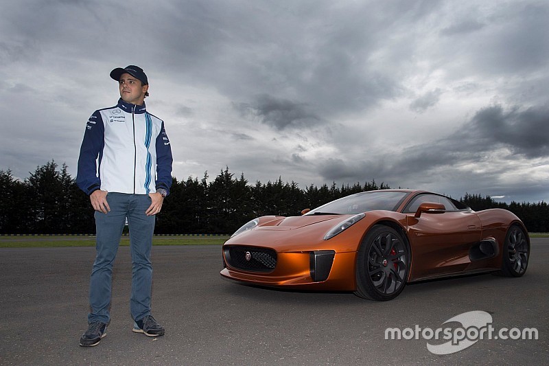 Felipe Massa guia carro do filme '007 contra Spectre'