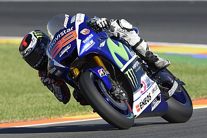 Lorenzo mette pressione a Valentino firmando la pole