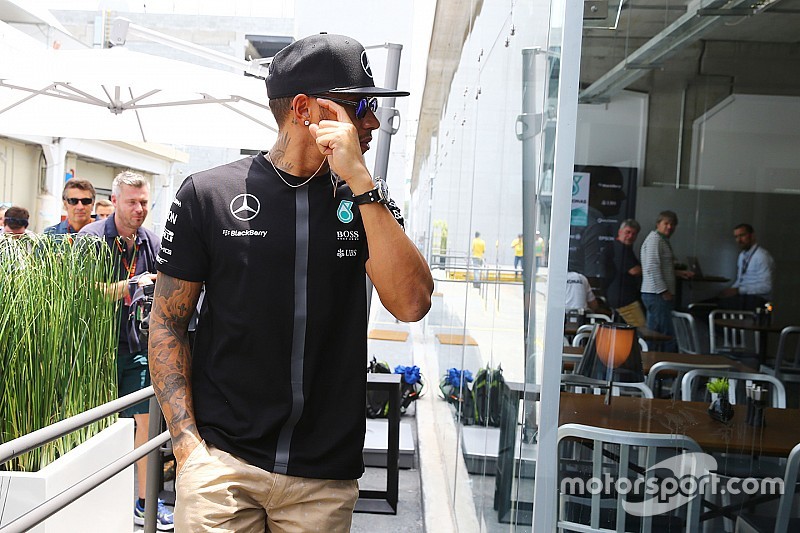 Com capacete especial, Hamilton homenageia Senna no Brasil