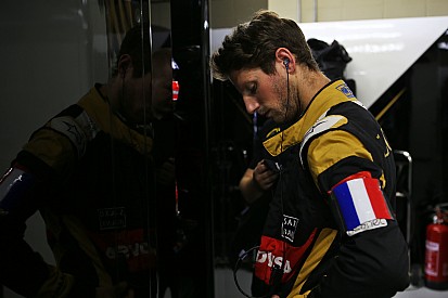 Grosjean lleva un brazalete por los atentados en Francia