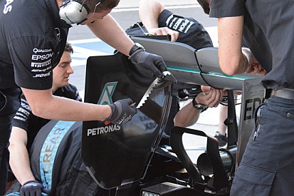 Mercedes: strisce adesive seghettate nell'ala dietro