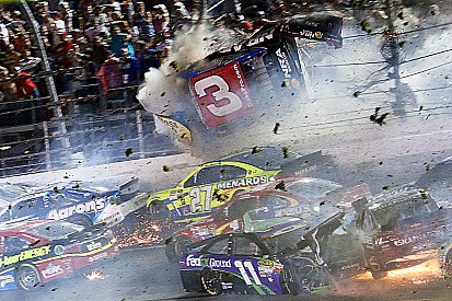 Fotostrecke: Die härtesten NASCAR-Crashs 2015