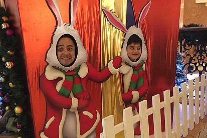 Felipe Masa se integra al espíritu navideño junto con su hijo