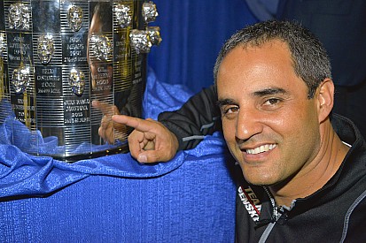 Montoya apresenta "novo rosto" no troféu da Indy 500