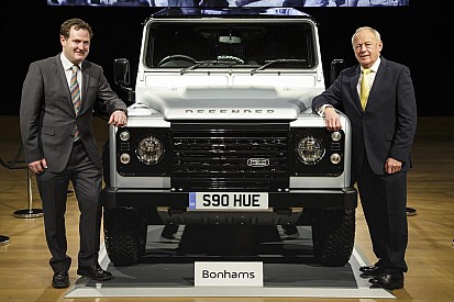 Twee miljoenste Land Rover Defender brengt 550.000 euro op