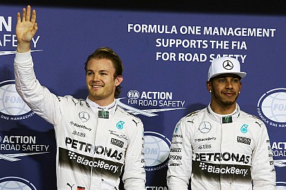 Ecclestone brinca com rixa de Rosberg e Hamilton em cartão