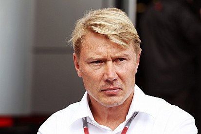 Hakkinen rompe com empresário de longa data