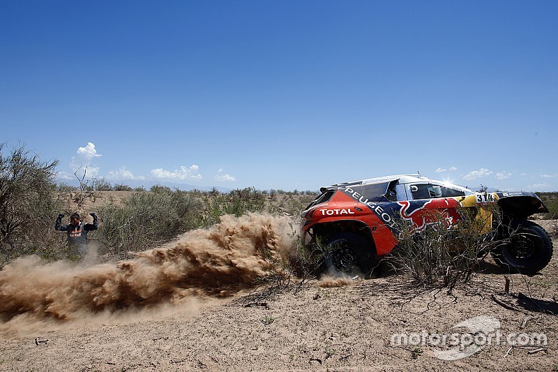 Dakar, la trasmissione ko costa un'altra ora a Loeb
