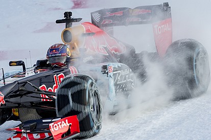 Verstappen muestra cómo manejar un F1 en la nieve