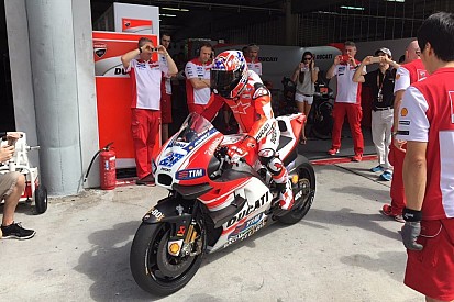 Stoner rijdt eerste MotoGP-meters sinds terugkeer bij Ducati