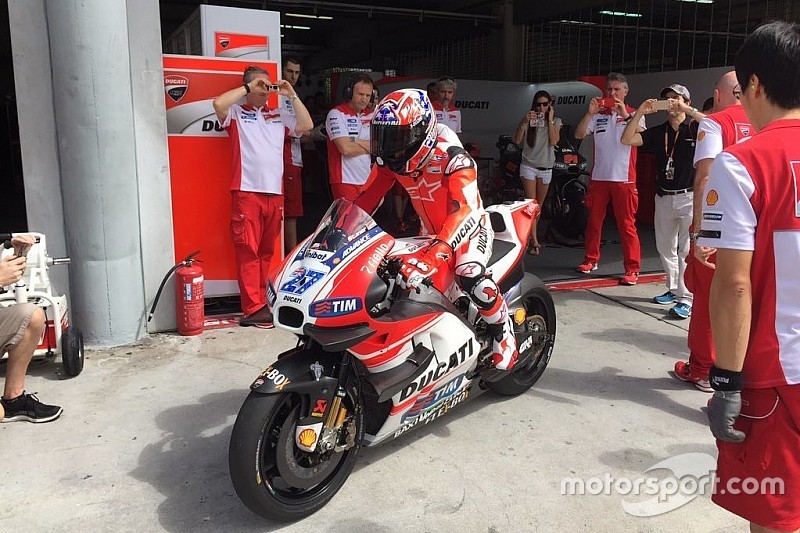 Stoner rijdt eerste MotoGP-meters sinds terugkeer bij Ducati