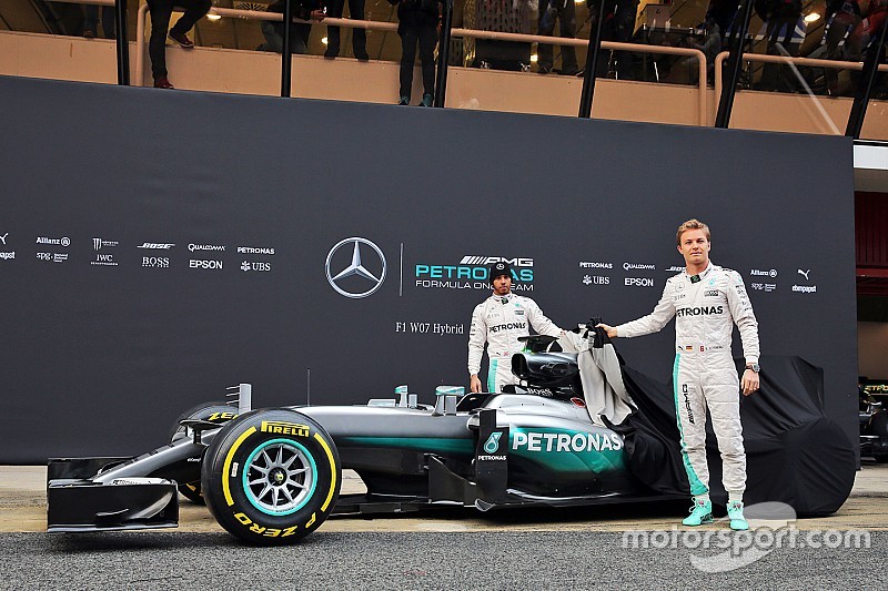 Hamilton en Rosberg ontsluieren nieuwe Mercedes W07