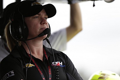 Бывшая гонщица IndyCar стала водителем машины безопасности