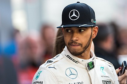 Hamilton dice que Mercedes debe ser "cuidadoso" con Ferrari