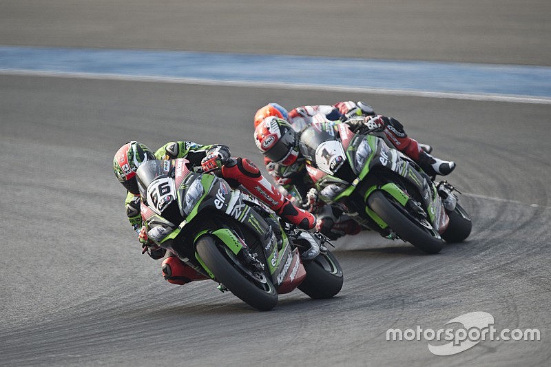 Sykes corta la racha de Rea en un espectacular final de carrera en Buriram